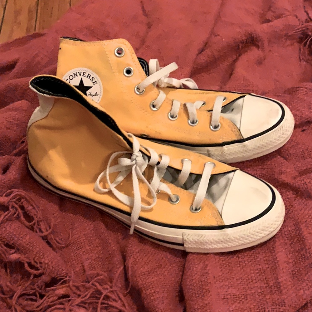 Yellow converse!
